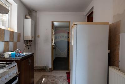 Oferta - casa de vanzare  si teren 241 mp, in zona Andronache - 7