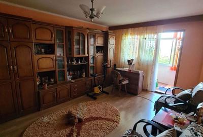 Apartament cu 3 camere decomandat în Hârșova - 1