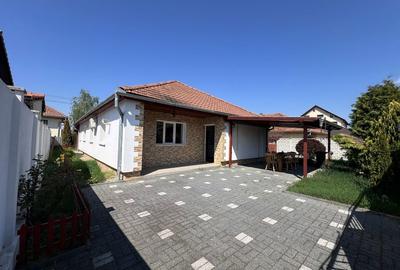 Casă cu 4 camere cu Teren 400 Mp în Petrești - 1