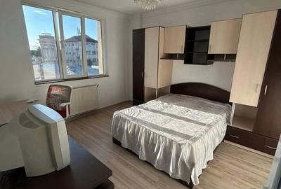 De vanzare apartament cu 2 camere, zona Hotel, renovat, 57.000 euro - 1