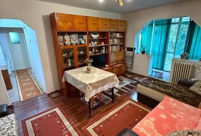 Apartament cu 4 camere semidecomandat în Rovine