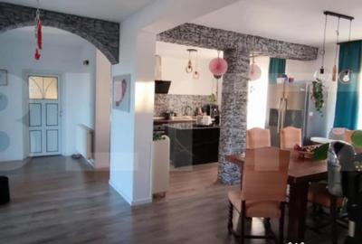 Casă cu 7 camere cu Teren 890 Mp în Central