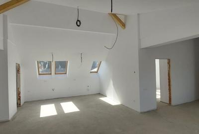 Penthouse cu 4 camere decomandat în Central - 1