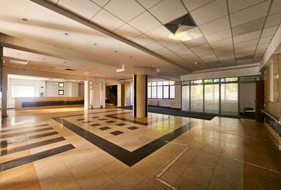 Spațiu comercial, de 1,000 mp, în Bucureștii Noi - 1