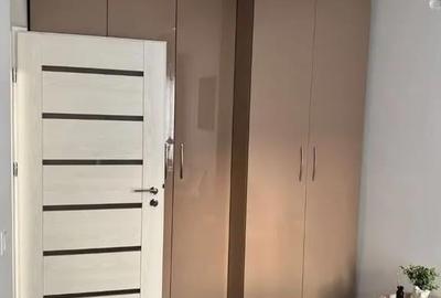 Apartament cu 3 camere semidecomandat în Micro 19