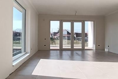 Casă cu 4 camere cu Teren 2122 Mp în Central - 2