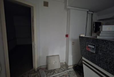Spațiu comercial, de 180 mp, în P-ța Universității - 10