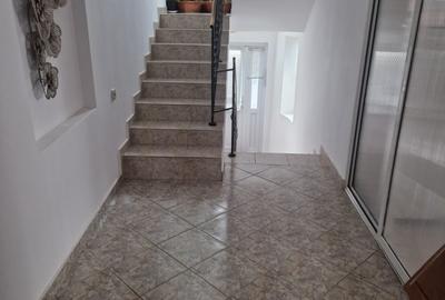 Casă individuală cu 10 camere cu Teren 2500 Mp în Central - 2