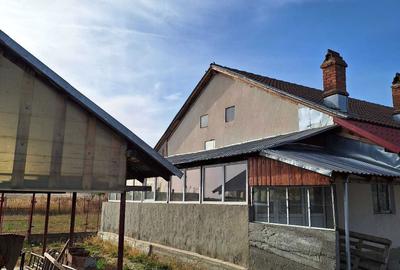 Casă cu 4 camere cu Teren 8700 Mp în Central - 8
