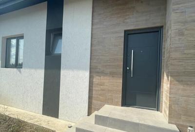 Casă cu 4 camere cu Teren 400 Mp în Domnești
