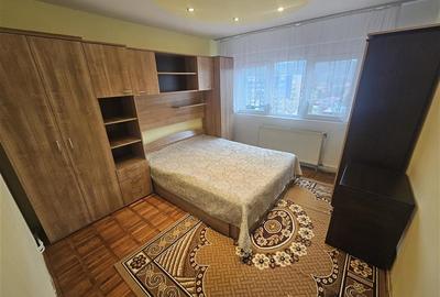 Apartament cu 3 camere semidecomandat, mobilat în Micro II - 3