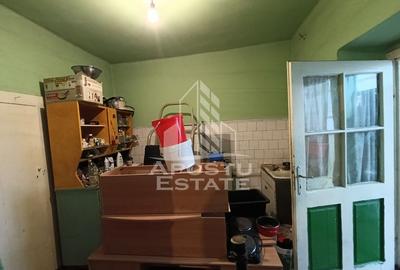 Casa la curte comuna, necesita renovare, situata in zona Dambovita. - 3