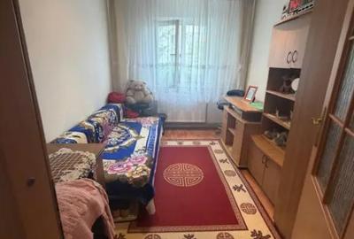 Apartament cu 3 camere semidecomandat în Craiovița Nouă - 1