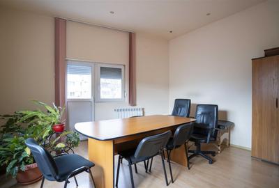 Casă individuală cu 5 camere decomandat cu Teren 150 Mp în Central