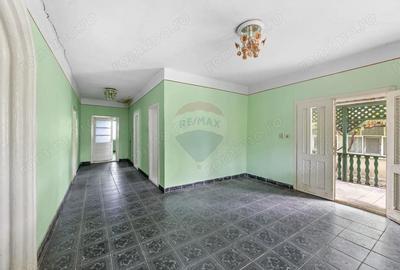 Casă cu 9 camere cu Canalizare în Central - 2