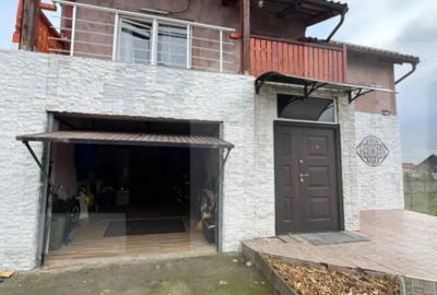 Casă cu 4 camere cu Teren 1152 Mp în Parța - 1