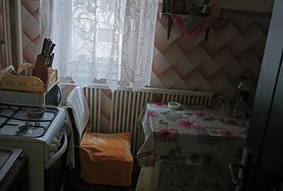 Vand apartament in Rm sarat zona gari bl 3 C etaj 3 decomandat plus magazie la subsolul blocului - 4