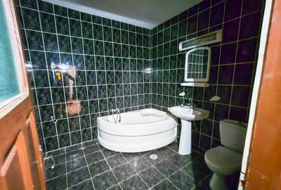 Casă cu 10 camere cu Teren 265 Mp în Găvana - 9