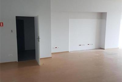 Spațiu comercial, de 530 mp, în Central - 4