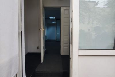 Spatiu comercial stradal 39,22 mp + 21 mp subsol + curte 18 mp - sos. Viilor - 8