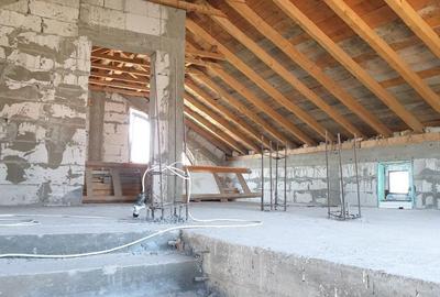 Casă cu 4 camere cu Teren 300 Mp în Poiana - 9