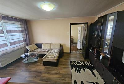 Apartament cu 2 camere semidecomandat, mobilat în Micro I - 23