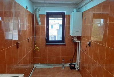 Vanzare Apartament cu 3 camere cf.2, semid., etajul 4, Zona Hipodrom aproape de Piata Microhala. - 2