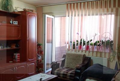 Apartament de vanzare, cu 3 camere, decomandat, 65 mp, carti