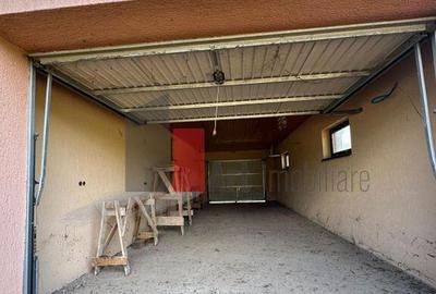 Casa la rosu in Peris - 11