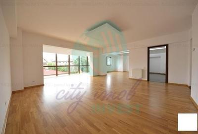 Apartament cu 5 camere semidecomandat în Kiseleff