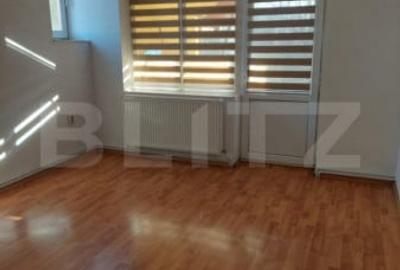 Apartament cu 4 camere semidecomandat în 9 Mai - 2