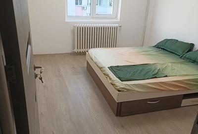 Apartament cu 3 camere semidecomandat în Tei