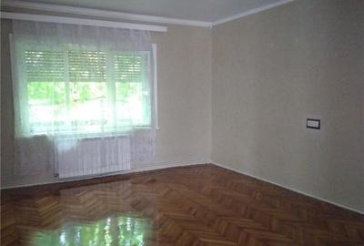 Spațiu comercial, de 143 mp, în Central - 4