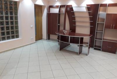 Apartament cu 4 camere semidecomandat în Sud