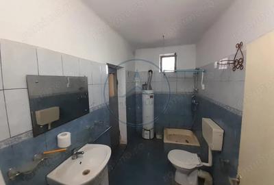 Casă cu 3 camere cu Canalizare în Central