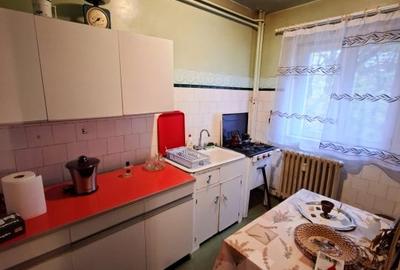 Titan Metrou 2 camere decomandat etaj 1 - 3