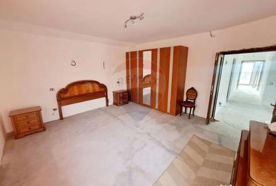 Casă cu 5 camere cu Teren 465 Mp în Dărmănești - 13