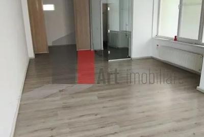 Spațiu comercial, de 200 mp, în Central - 4
