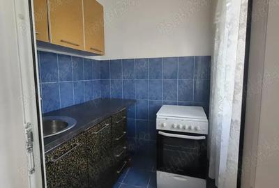 Proprietar vand apartament cu o camera, situat la etajul 3, in fata pie?ei din zona lipovei - 1