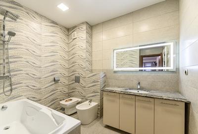 Apartament cu 3 camere decomandat în Tractorul