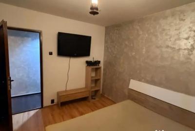 Apartament cu 2 camere decomandat în CET - 12