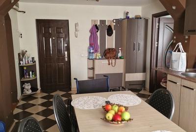 Apartament cu 3 camere în Rovine