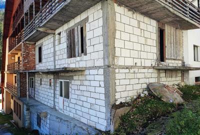 Apartament cu 4 camere decomandat în Arefu - 2