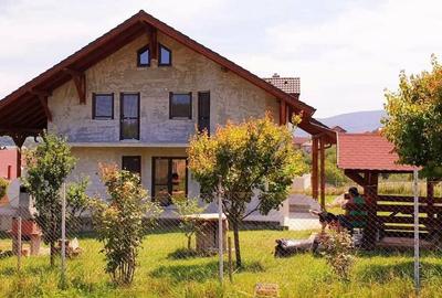 Casă cu 4 camere cu Teren 1200 Mp în Central - 2