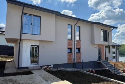 Duplex cu 4 camere in Valea Adanca