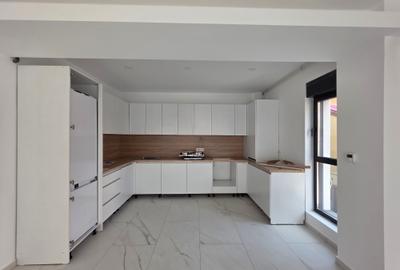 Apartament cu 3 camere decomandat în Aviației