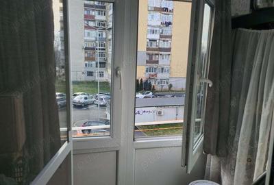 Apartament cu 3 camere semidecomandat în 9 Mai - 7