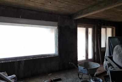 Vand vila Parter , str Apateului -Sinmartin, SC-240 mp , teren 668 mp , garaj , utilitati , trifazic - 3