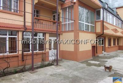 Casă cu 11 camere cu Garaj în Lacu Sărat - 1