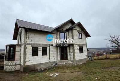 Casă cu 5 camere cu Teren 1000 Mp în Lețcani - 1